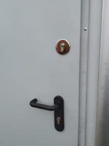 montaż dodatkowego zamka w drzwiach ppoż