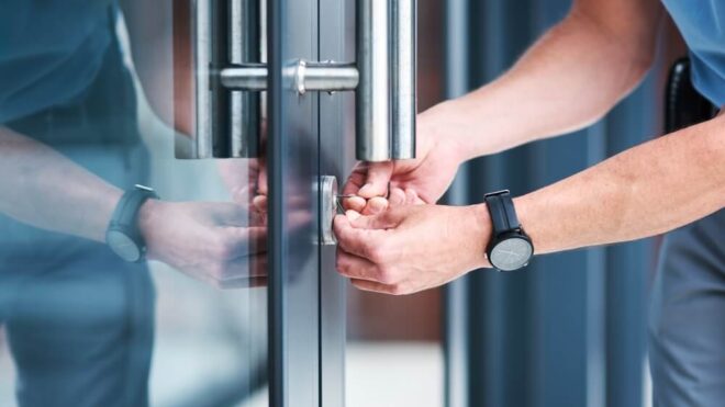 Czy ślusarz może odmówić otwarcia drzwi do domu?