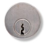 Jak chronić zamek przed osadzaniem się brudu?