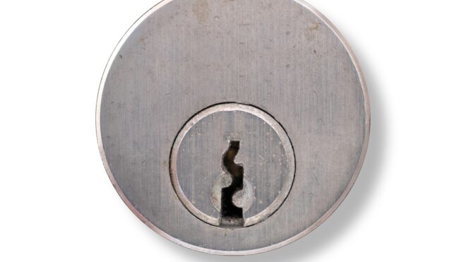 Jak chronić zamek przed osadzaniem się brudu?