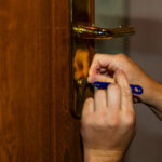 Jakie kroki podjąć po awaryjnym otwarciu drzwi?