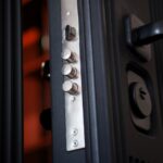 Dlaczego zamek w drzwiach się blokuje?