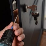 W jakich sytuacjach ślusarz może odmówić otworzenia mieszkania?