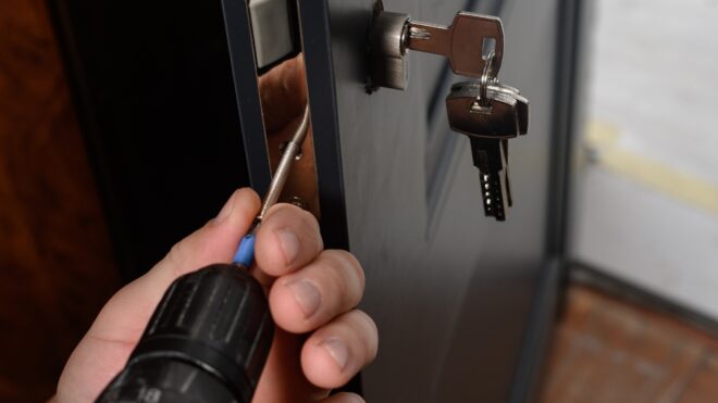 W jakich sytuacjach ślusarz może odmówić otworzenia mieszkania?